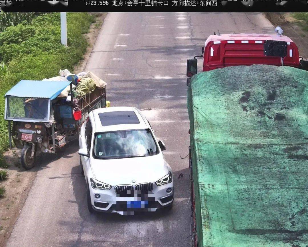 夏邑发生一起车祸因超车不看前方造成三车连环相撞负全责