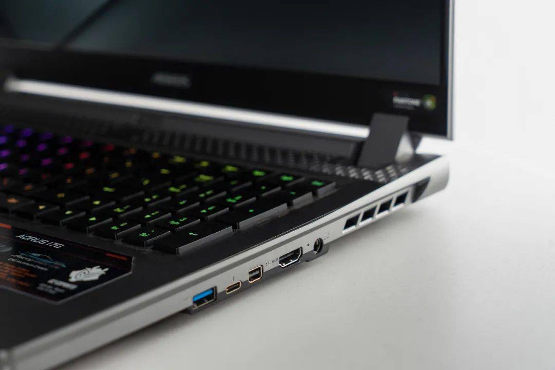 自带机械键盘且c面凉爽的大屏电竞本技嘉aorus17g体验