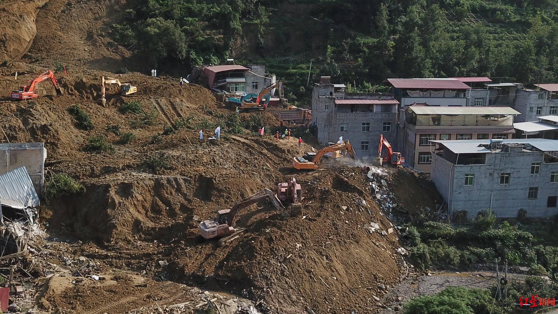 现场直击丨雅安汉源滑坡体倾泻下80万立方米至少9台挖掘机在作业搜救