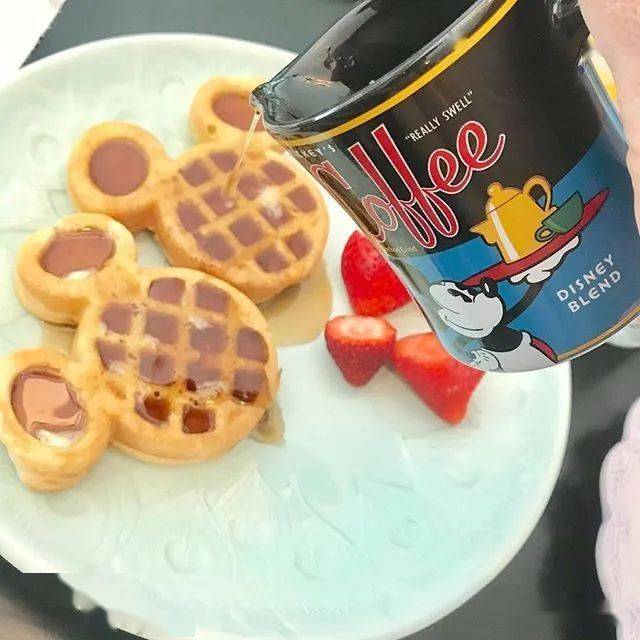 还有kelsey收藏的各种迪士尼水杯,餐盘.