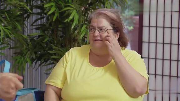 国外爆笑街头恶搞老人在医院去世亲人却在医院欢呼庆祝