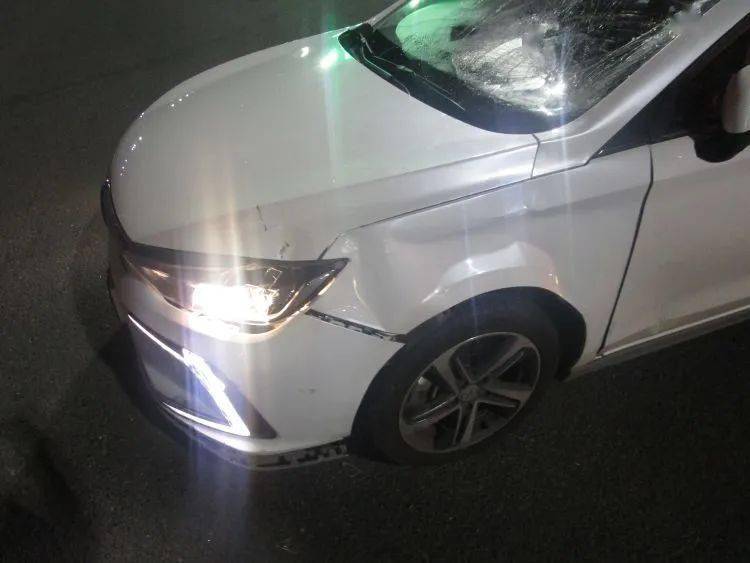 四轮铁盒 08-21 23:17 订阅 8月6日凌晨零时6分许 在青岛重庆中路大