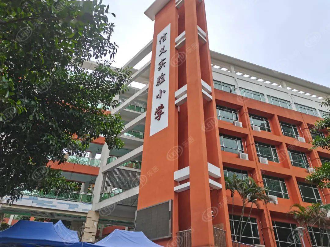 周边小学是春蕾小学和信义实验小学,初中是"深圳最牛初中"百合外国语