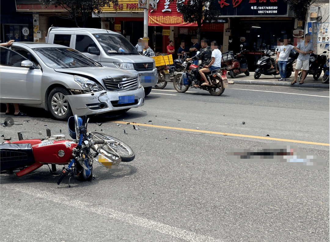 摩托车与小车相撞图片图片