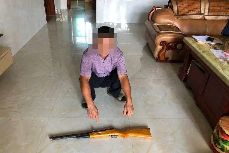 河源8人制枪贩枪被抓,缴获火药枪2支,气枪7支,铅弹4000多发