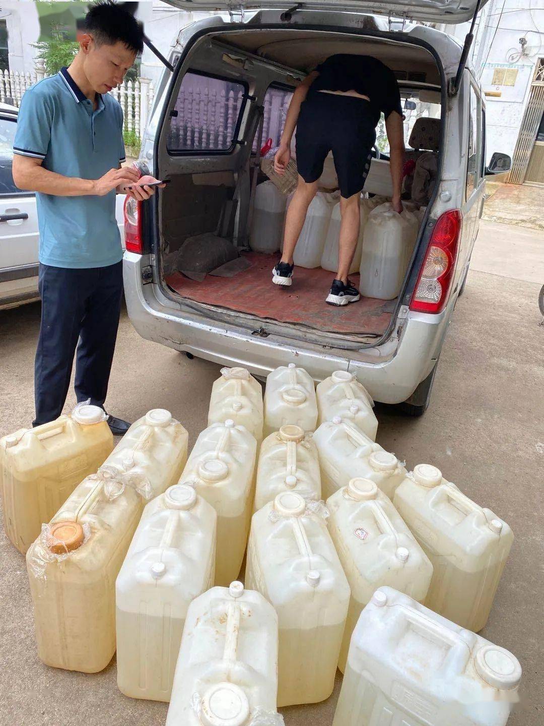 倒卖散装汽油被抓!