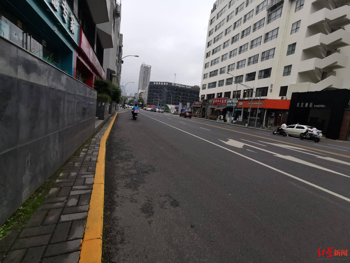 成都这处人行道仅40厘米宽行人抱怨像在走平衡木当地街道办回应了