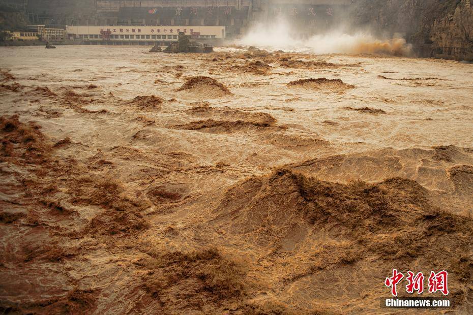 黄河三门峡大坝开启全面泄洪