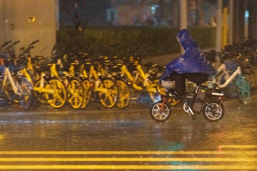 北京:外卖员坚守岗位 无畏风雨