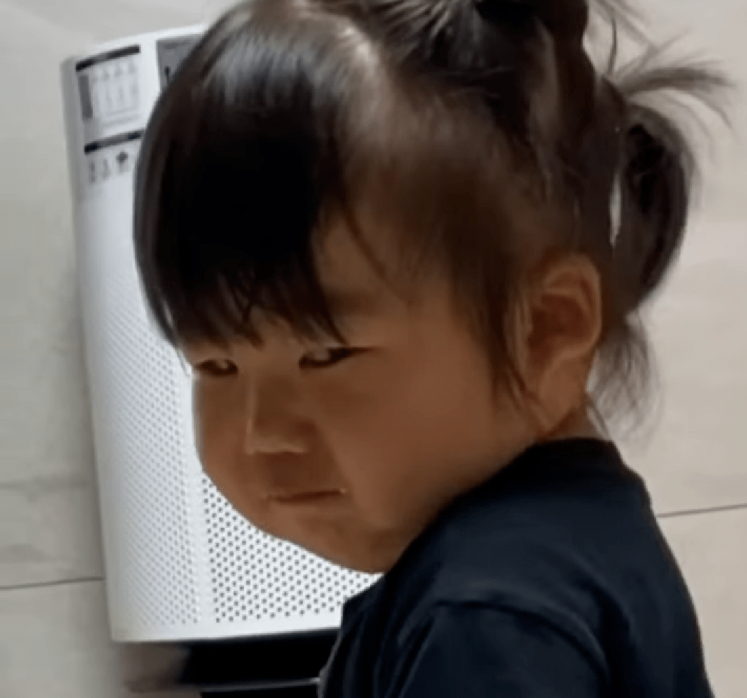 下一秒就转阴为晴,笑到模糊;比如上一秒撇嘴,满眼透露出嫌弃的小眼神