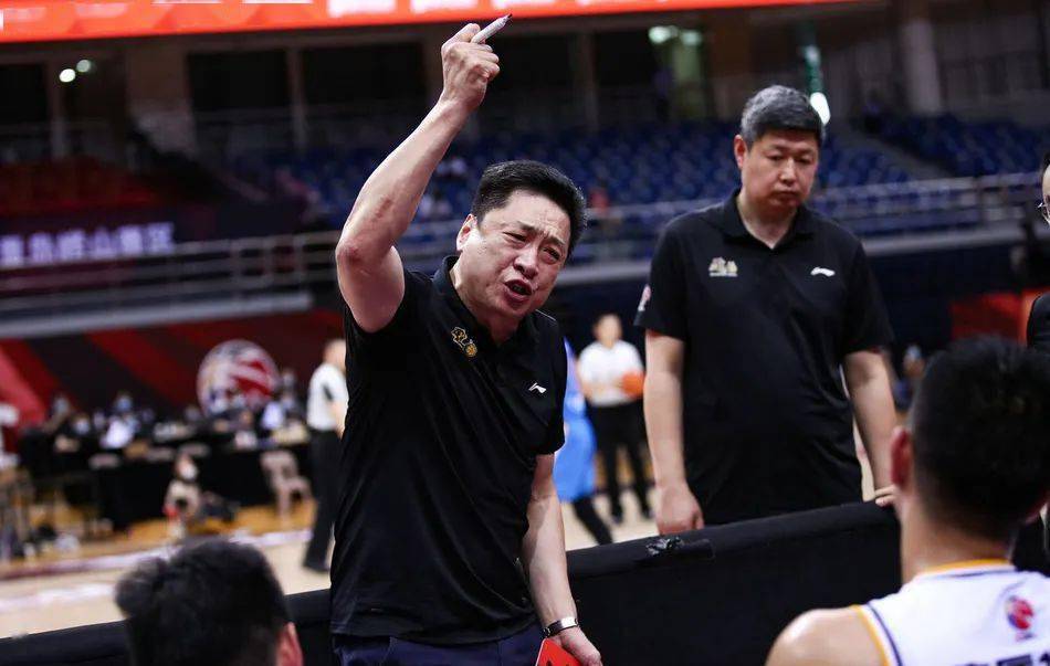 教练的严肃儒雅被春江指导从广东带到广厦他18岁踏进职业联赛李京龙的