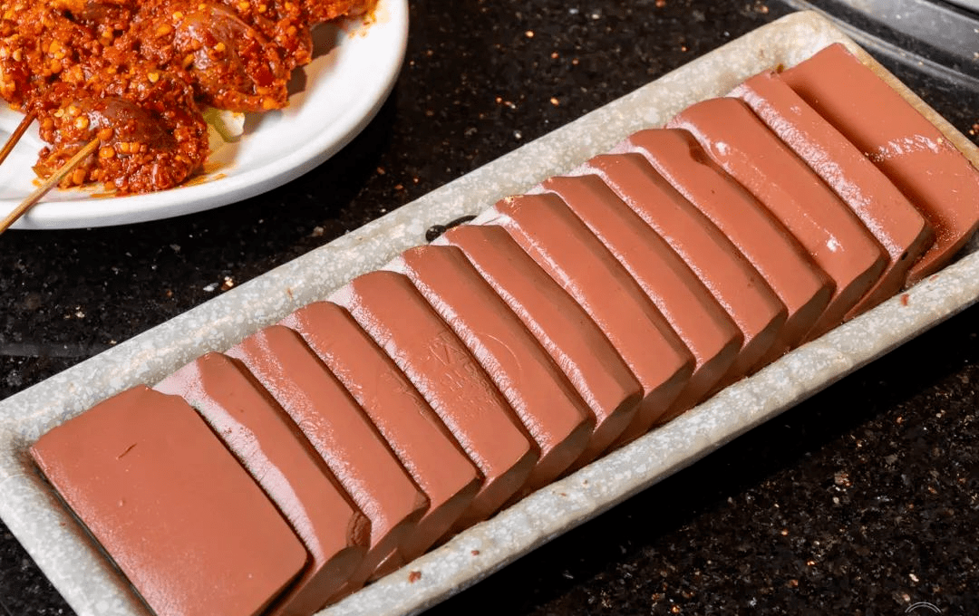 鸭血 -没有花里胡哨的配料,涮烫后只有虾肉原始的味道.