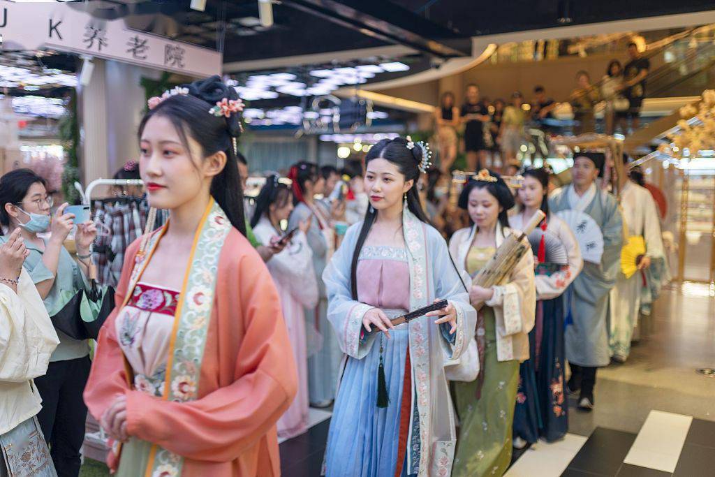 浙江杭州迎七夕微店park汉服游园会吸引汉服爱好者参与