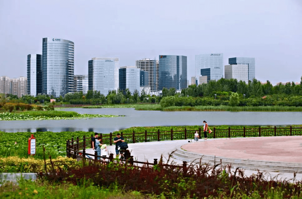 緊鄰排洪河道涼水河是經開區路東區目前最大的景觀溼地公園