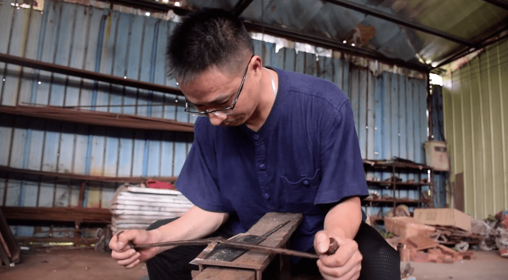 台山匠人热衷铸剑30年按古法成功打造历代名刀剑