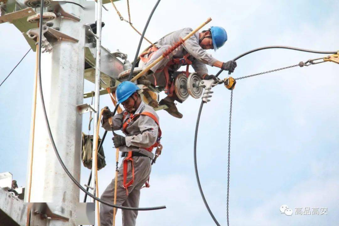 高安首次跨越10千伏带电线路架线,圆满成功!