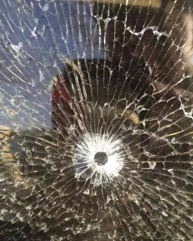 湖州村民家中窗户惊现子弹洞竟是30米外飞来的