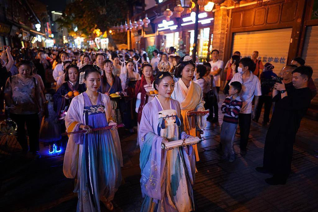 当日是中国传统节日七夕,昆明众多汉服爱好者相聚一堂,展示祭祀织女