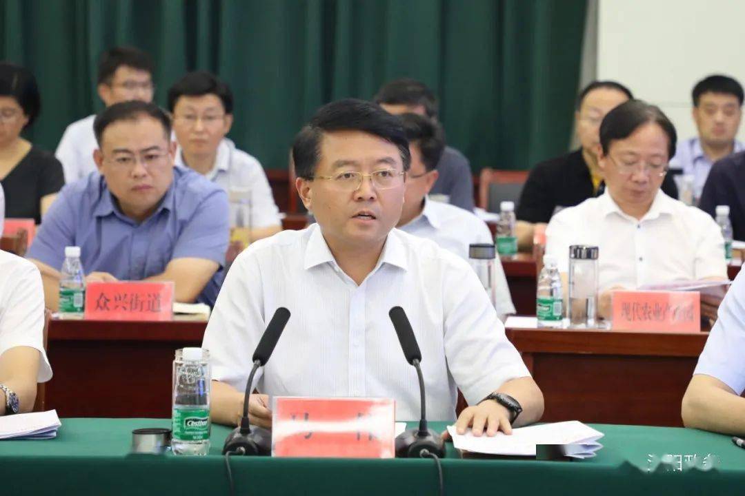 会议由县委副书记,县长马伟主持副县长朱先旺通报全县1-7月工业经济