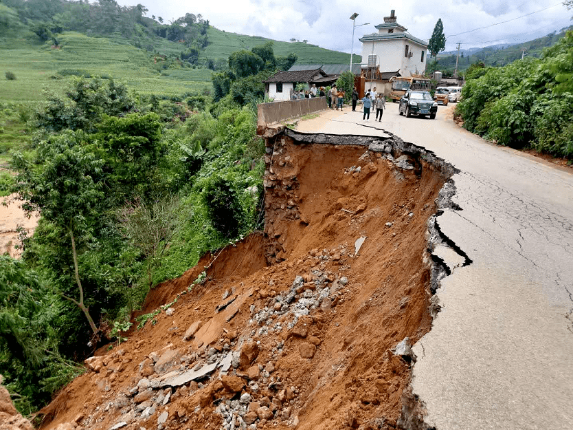 云县大朝山电站对外公路晓大线晓街辖区大邦谷山脚路段发生路基坍塌