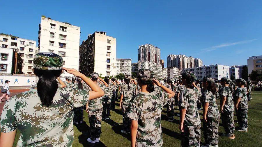 学军人风采强自身素质三台中学2020级高一新生军训同时接受体检