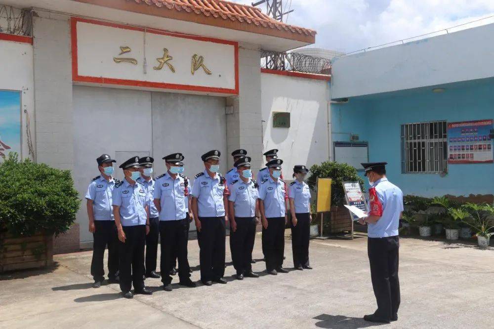 8月18日18时30分,消防烟雾弹放出的浓烟弥漫在整个四合院内,省二所二