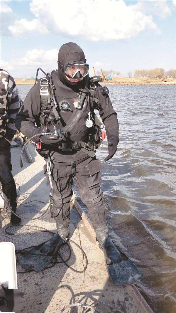 松花江上潜水员