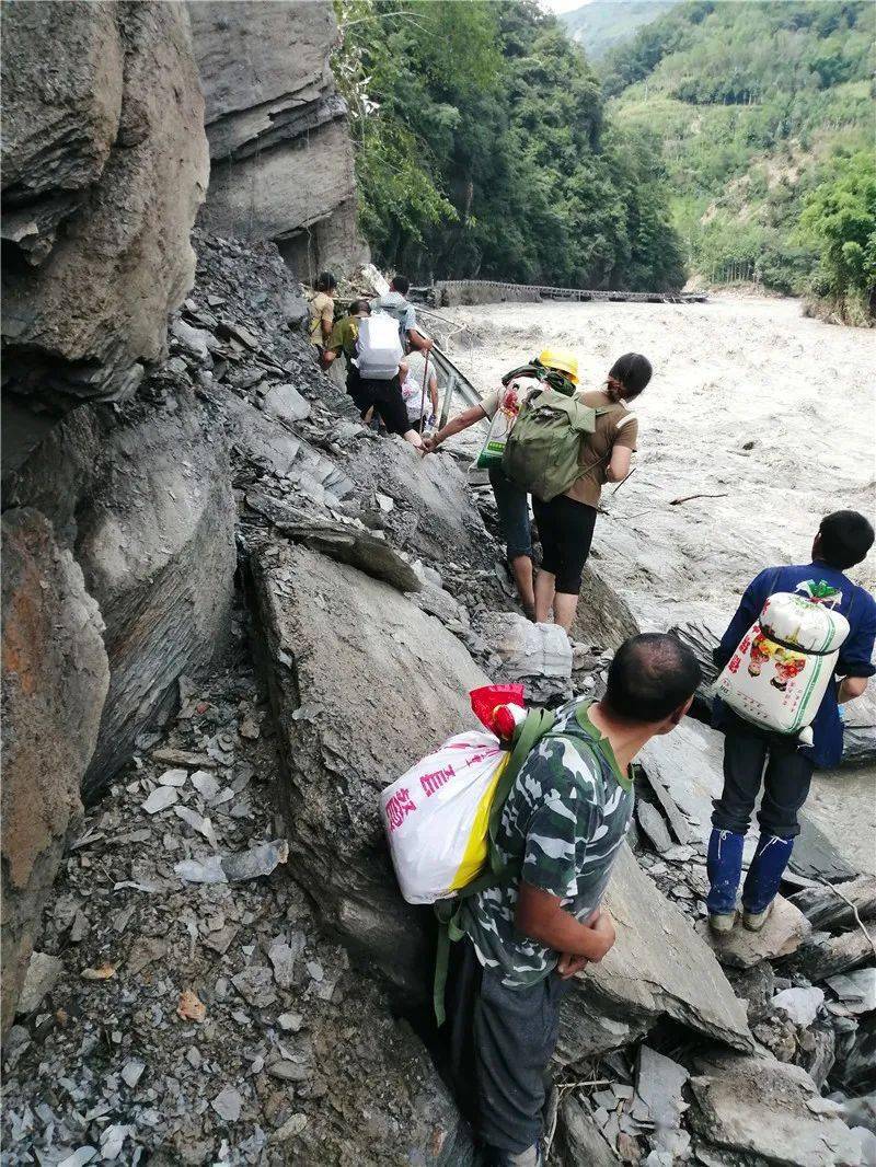 从早上到傍晚,运粮队用时10余小时平安往返.