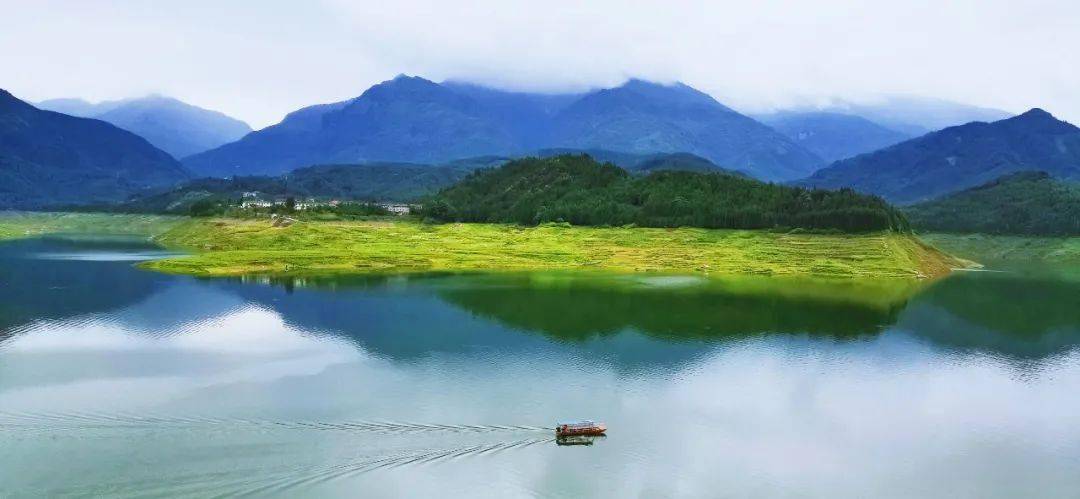 图源@江帮富大邑出发往西南方向,行车约160km,来到瓦屋山下,一汪湖水