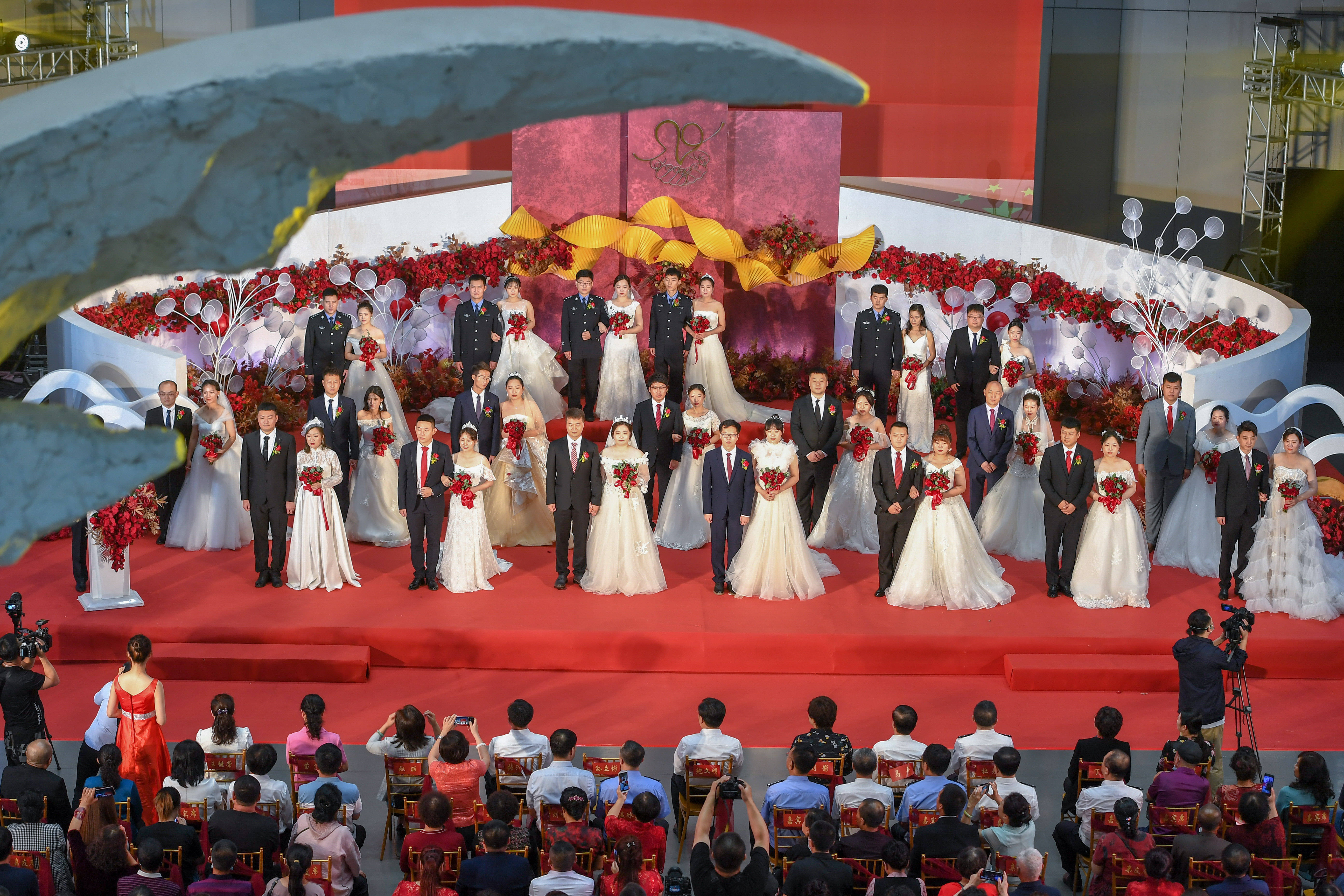 长春市为抗疫一线工作者举行集体婚礼