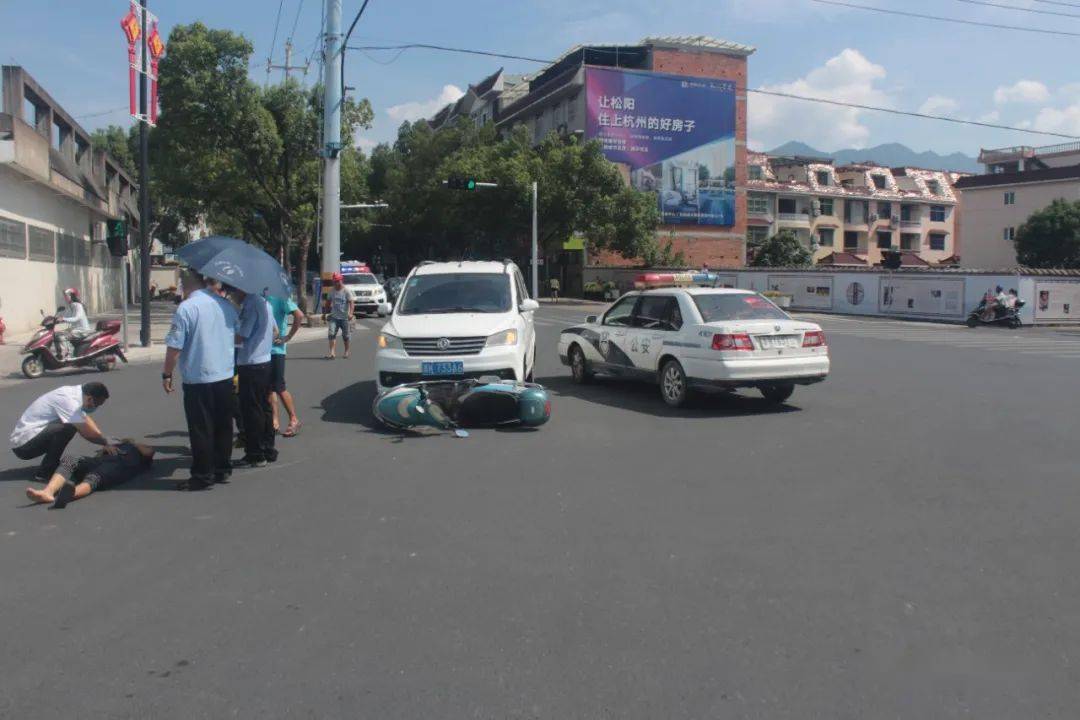 丽水一女子骑电动车闯红灯被撞飞不但自掏腰包出医疗费还要支付小轿车