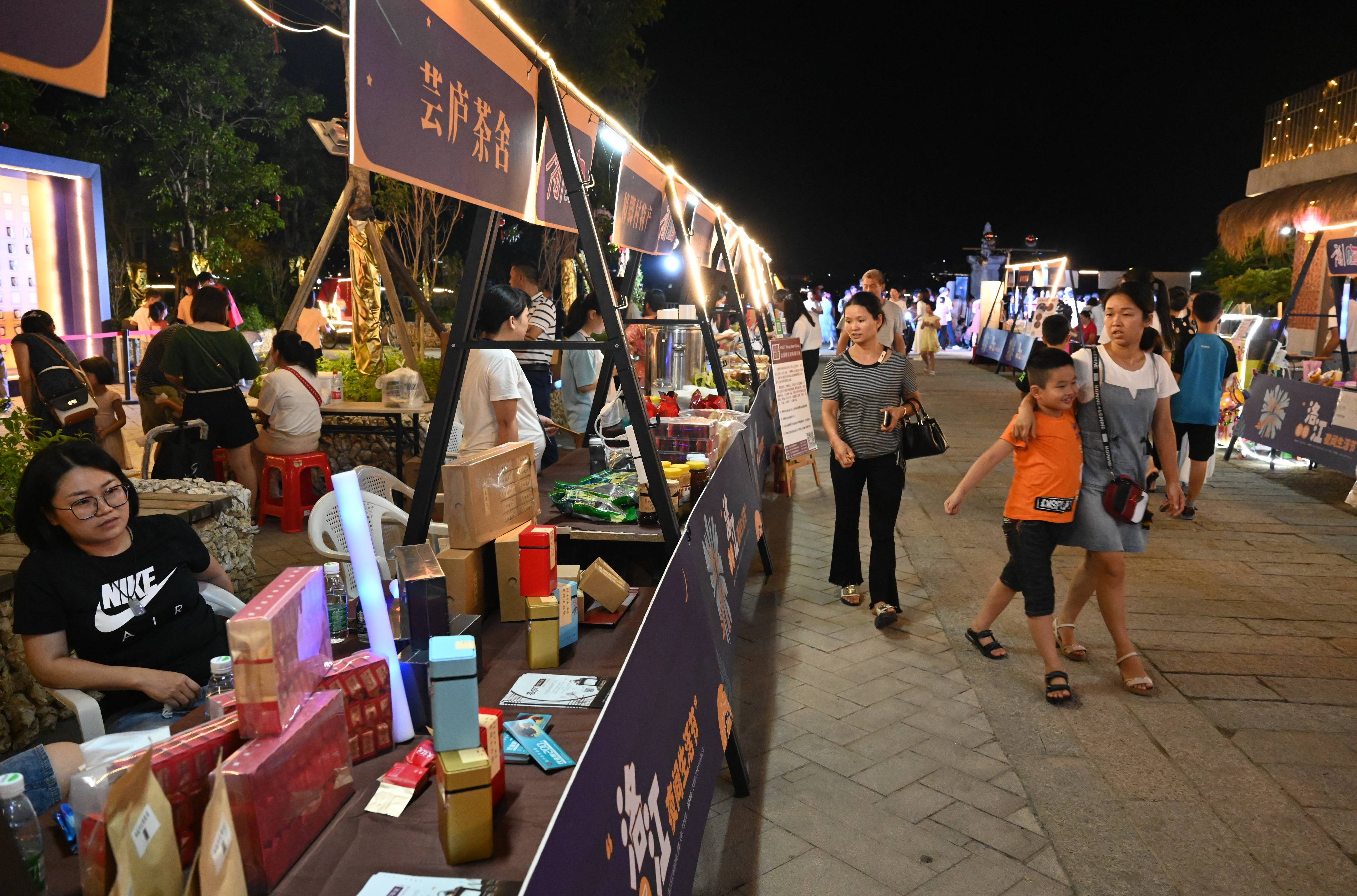 8月28日,市民在夜市中游玩.