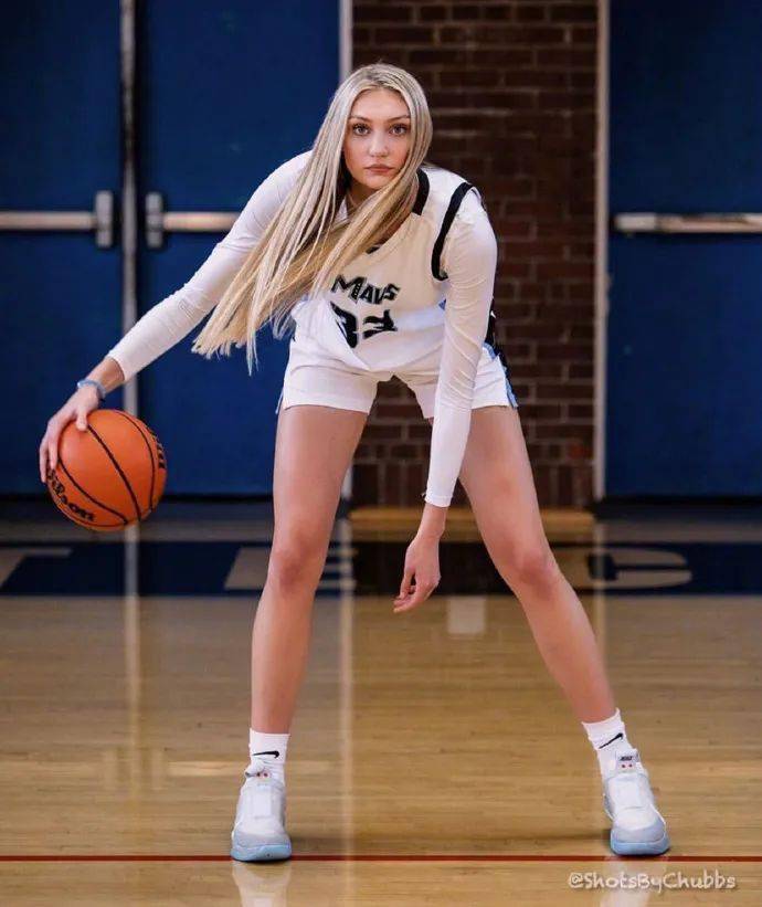 cameron brink外形出众,尤其是一双大长腿超过一米一,如果不打球,凭借