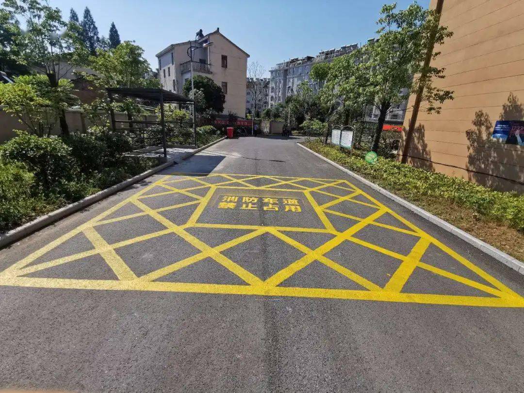 警示请记住1辆消防车的宽度2辆轿车的宽度天津消防前天