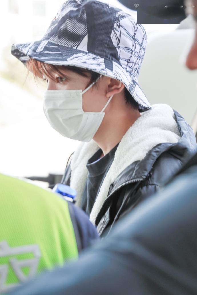 王源结束公益行返程出发,相信一切温柔都会有回声