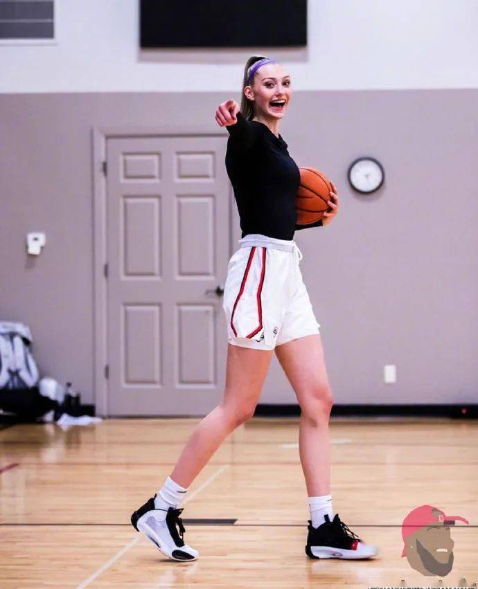 cameron brink外形出众,尤其是一双大长腿超过一米一,如果不打球,凭借