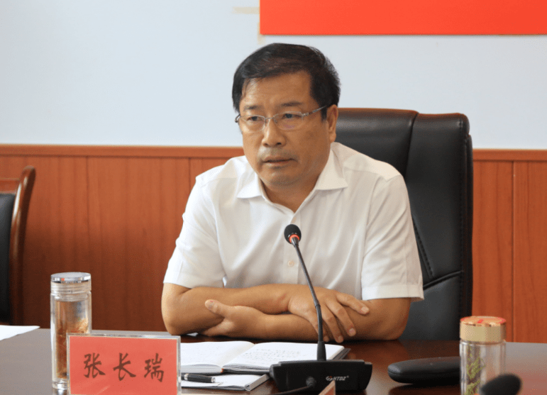 县委书记张长瑞主持会议并带头进行了交流研讨发言,全体县处级干部