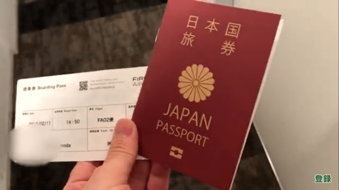 airlines所在的"池袋国际机场",在值机柜台领取旅程专用的护照和机票