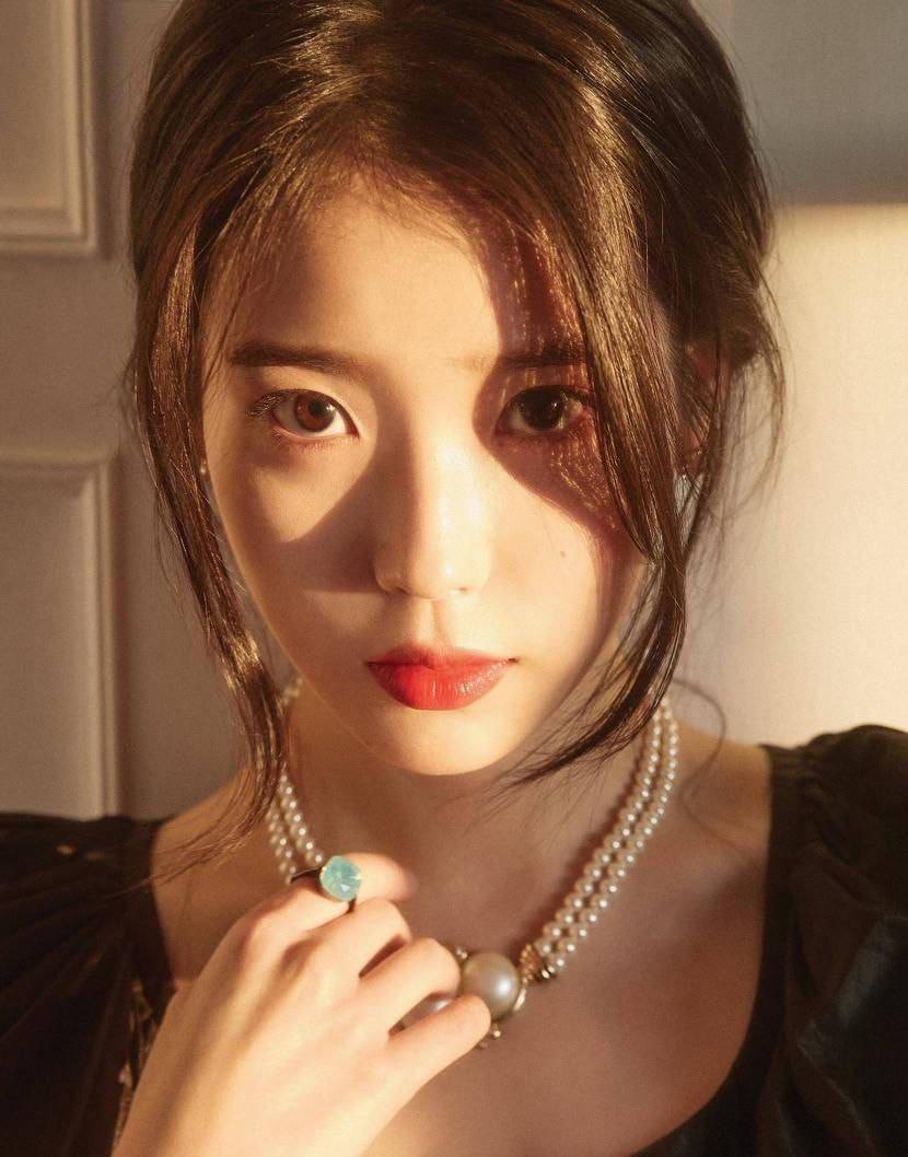 iu无可挑剔的颜值脸颊痣更添一份灵动魅力