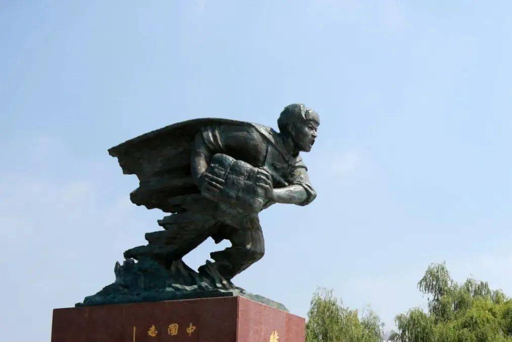 杨根思雕像《世纪风帆》《智慧之源》《科技之星》雕塑向世人展示了