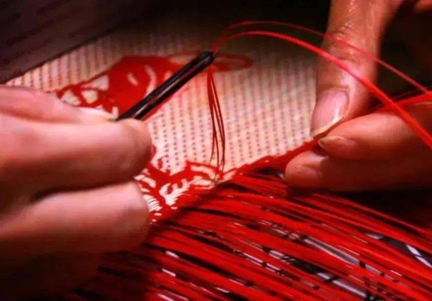 采用传统的挑三压三和创新的挑一压七等多种编织技法,形成典雅的荷花