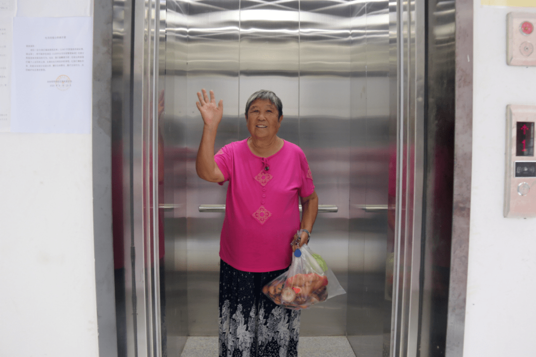 80岁悬空老人秒上楼