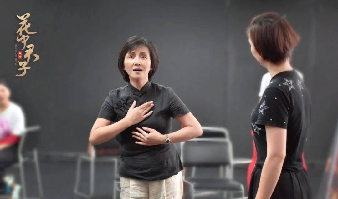 为使演员在短时间内更快进入角色,导演黄依群更是亲自撰写了万字阐述