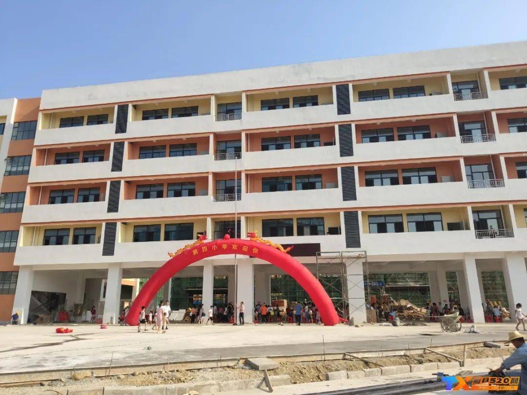 藤县第四小学跟随小编来看下~今年各小学的报名现场又是怎样的呢?