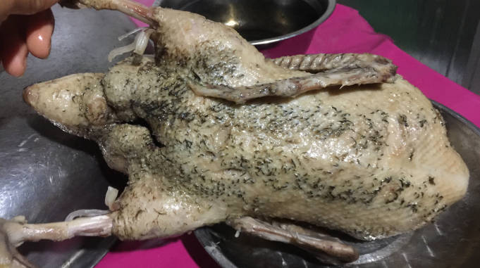 老爸宰鸭一身黑毛毛粉丝们敢吃吗