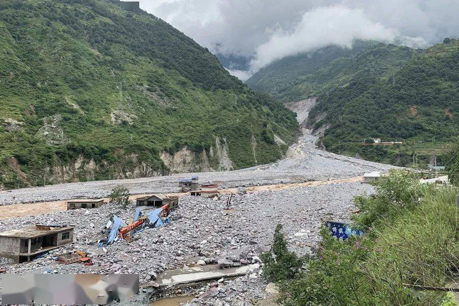 中断现场受持续强降雨影响,凉山州甘洛县阿兹觉乡成昆铁路尼日至苏雄