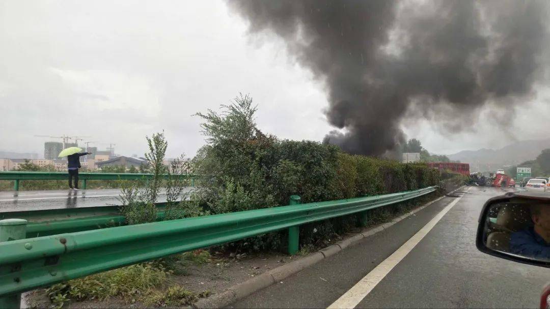 京藏高速发生一起车祸,交通管制……_乐都