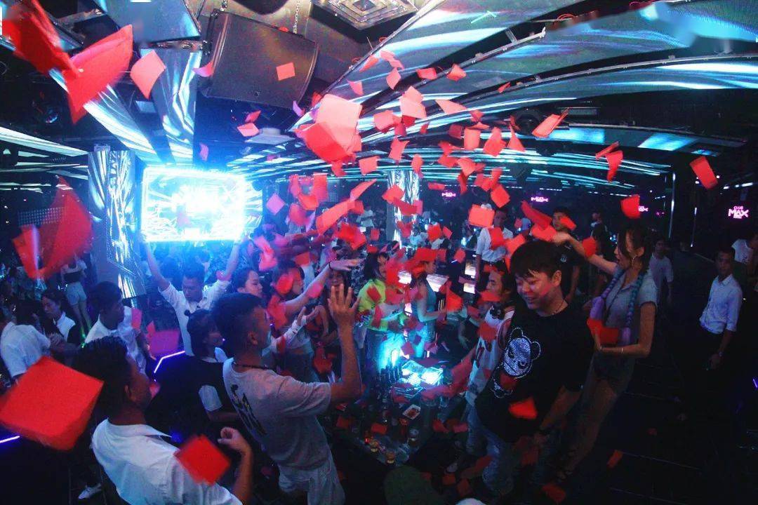 柳州这个夜生活视频你肯定没见过!太诱惑……_酒吧