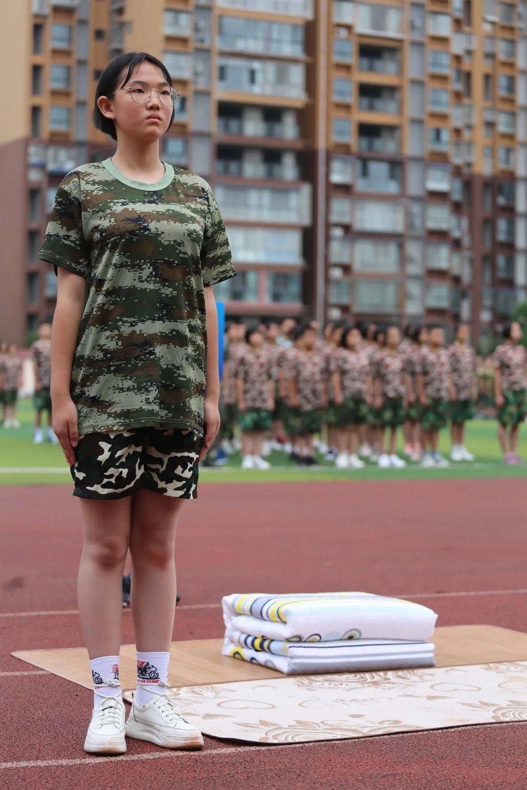 眼里有光心中有梦泸二外2023届新生军训总结大会