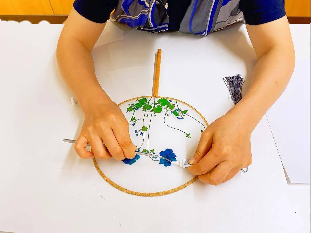爱五里i手工制扇至美清风徐来跟着手工达人一起制作花韵团扇